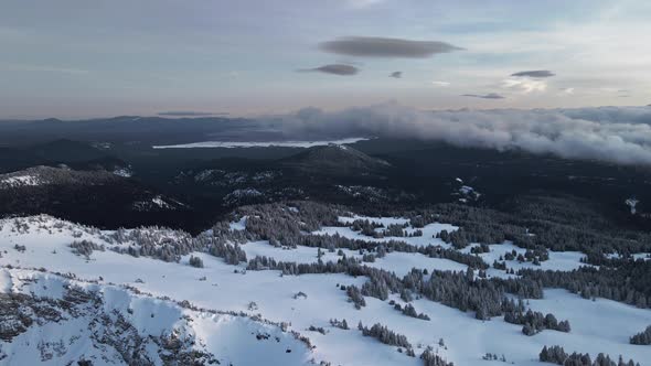 Panoramic aerial shot of valley from Oregon, USA, Crater Lake in the background alt