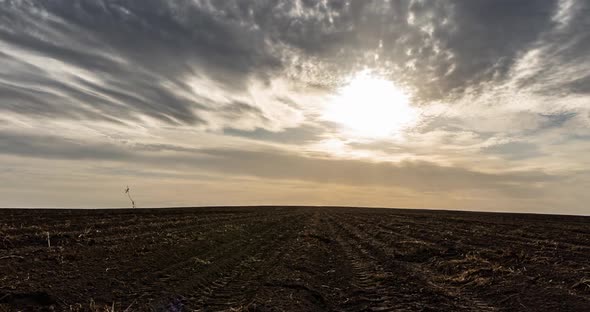 Time Lapse in Autumn Plowed Field, Field After Harvest, Hyperlapse, Tragic Autumn Sky alt