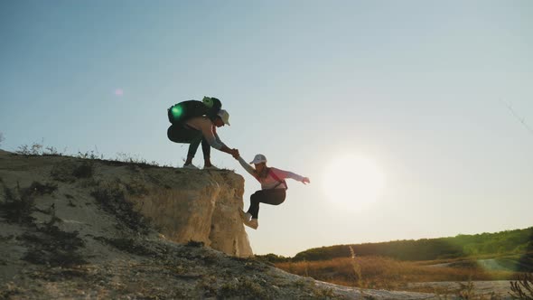 Teamwork Helping Hand alt