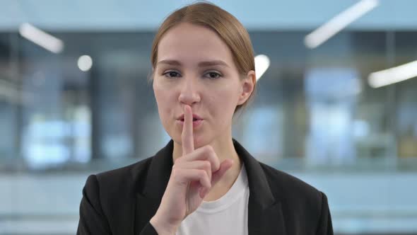 Portrait of Businesswoman Showing No Sign By Finger alt