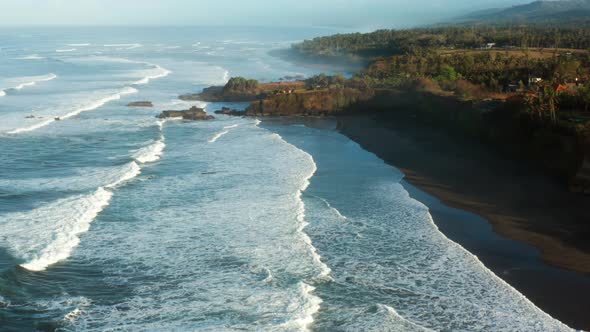 Large waves on a tropical coastline