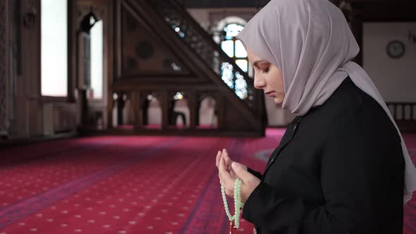 Muslim Girls Pray With Hand alt
