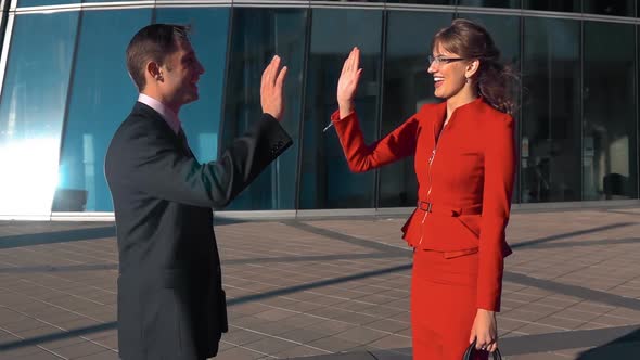Business People High Five Outdoor alt