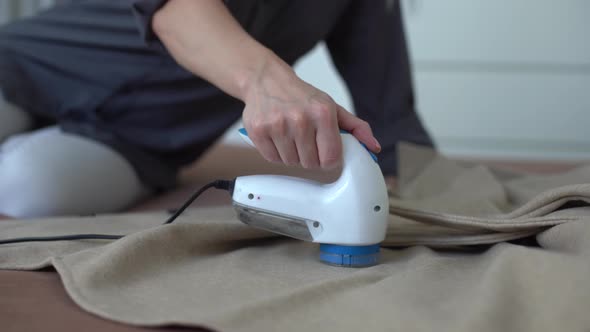 Wireless Device for Cleaning Knitted Fabrics From Lint