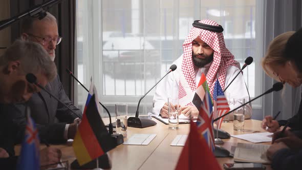 Arab Sheikh Holds a Meeting Without Ties to Discuss Ideas and Issues on the Agenda