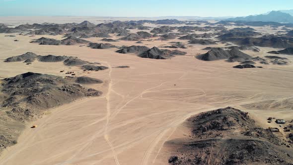 Day top view of the Sahara desert, desert mountains. Sands. alt