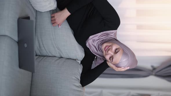 Laptop Fun Internet Entertainment Home Woman Couch alt