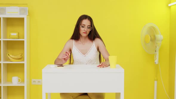 Young Woman Is Practicing Brainwriting alt