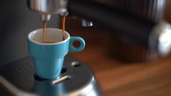 MAKING AN EXPRESSO alt