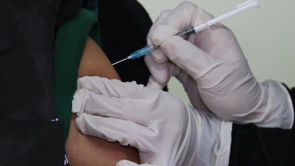 injecting the Covid 19 vaccine