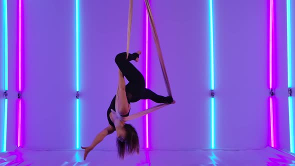 Acrobatic Performance of a Young Circus Performer on Air Silk alt