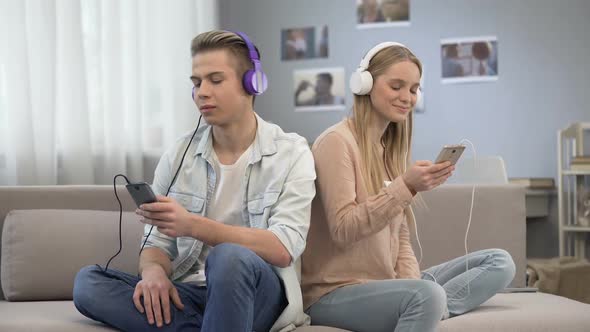 Teenagers Synchronizing Their Playlists, Sharing Their Interests to Each Other alt