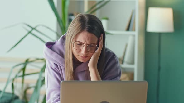 Shocked Frustrated Woman Read Bad News on Laptop Feels Stressed alt