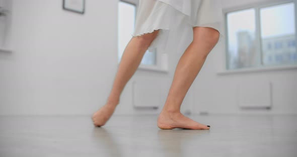 Close Shot Woman Dancer Rehearses Barefoot on the Floor of the Dance Hall Ballet Dancer Ballerina in alt
