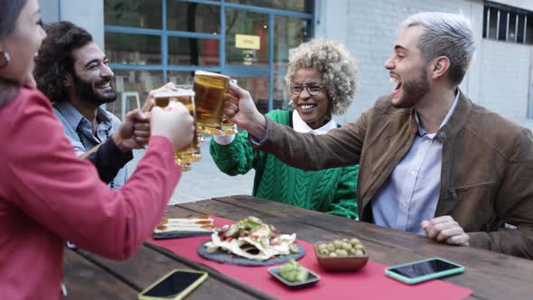 Happy Young People Celebrating Together While Drinking Beer After Work alt