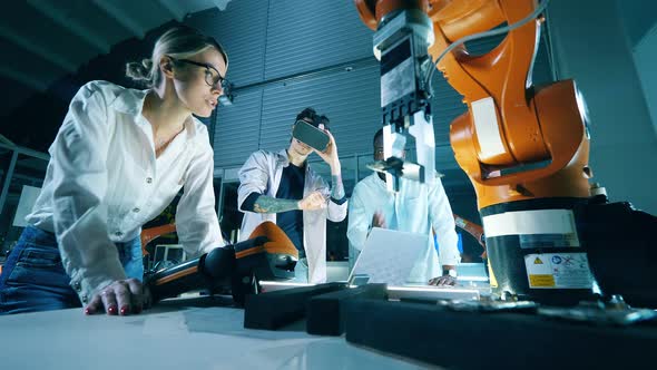 Engineers Are Virtually Managing a Robotic Device alt