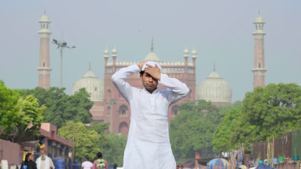 Muslim man getting ready for namaaz in front of Jama Masjid Delhi alt