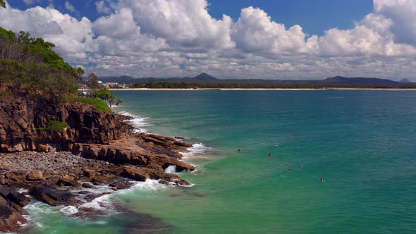 Tourist At The Rocky Beach In Noosa National Park At Boiling Pot Lookout In Coastal Walk, Noosa Head alt