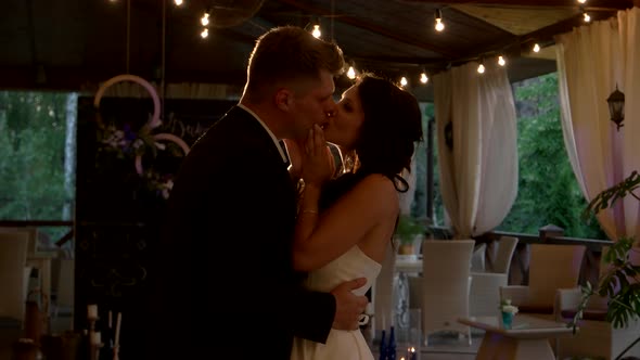 Dance of Wedding Couple. alt