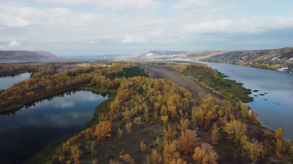 Aerial view of the islands on the Volga river in autumn. alt