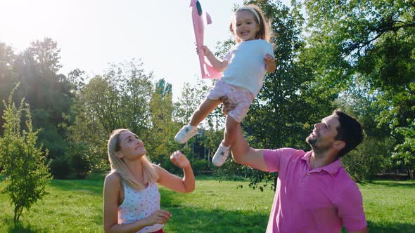 Great Parents with Their Kids Have a Fun Time in alt