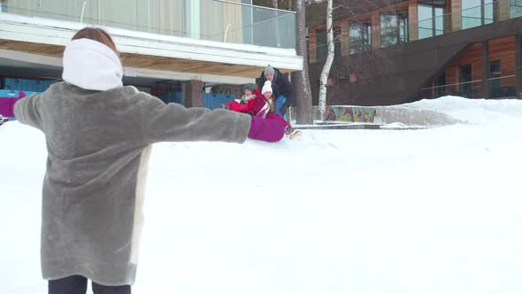  Children with Parents Play on a Hill in Winter alt