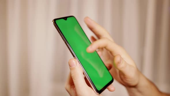 Hand of a Man with a Mobile Phone Closeup Chrome Key alt