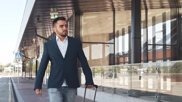 Elegant businessman in airport. Young mail entrepreneur in formalwear. alt