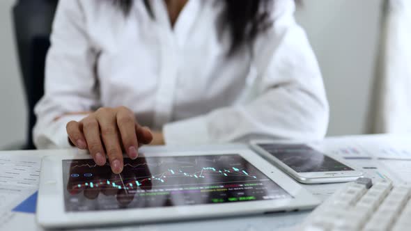 Stock Traders Use Tablets To Trade Stocks