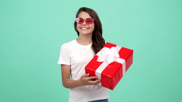 Happy Teen Girl in Sunglasses Hold Present Box Purchase alt