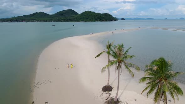 Couple Men and Women Walking on the Beach at the Island Koh Yao Yai Thailand Ko Yao Yai alt