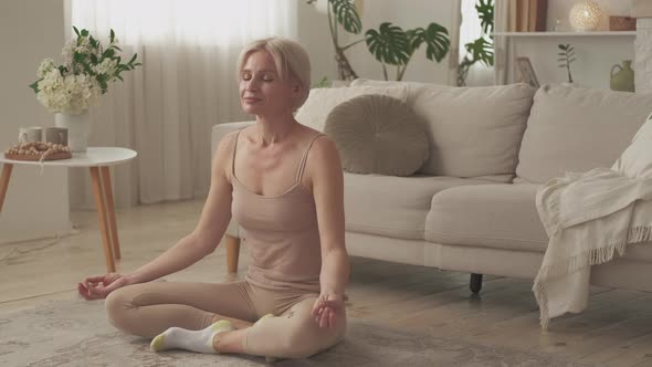 Meditation Practice Harmony Woman Peaceful Mind alt