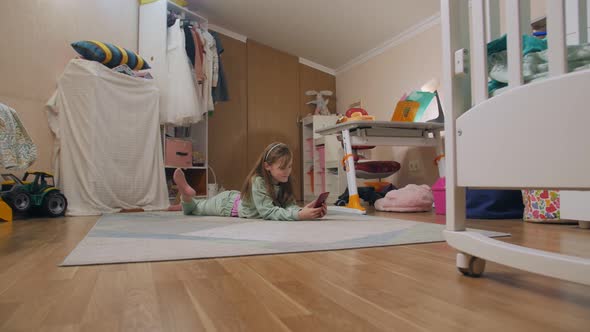 Girl Is Talking On A Video Call alt