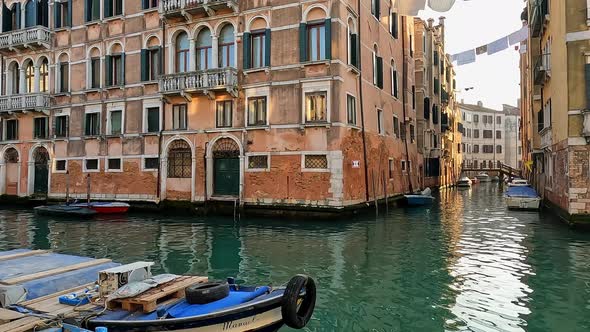 Fondamenta Dei Ormesini and hanging clothes in Venice downtown in Italy, Panning slow motion alt
