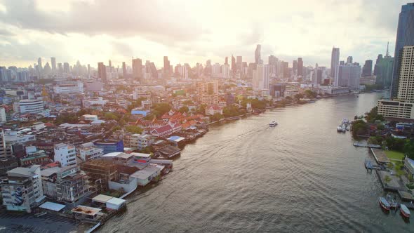 4K : Drones fly over the Chao Phraya River, buildings and business districts alt