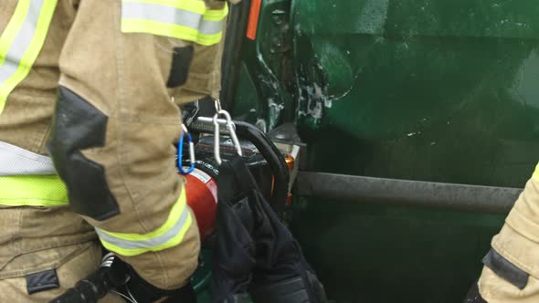 Firefighter Uses Jaws of Life To Extricate Trapped Victim From the Car alt