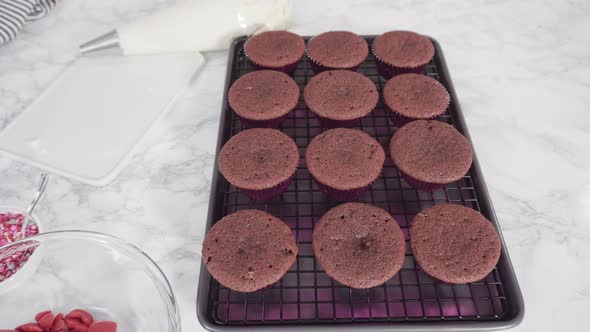 Time lapse. Step by step. Frosting red velvet cupcakes with cream cheese frosting. alt