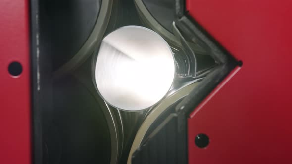 Large format printer printing on a roll of paper at high speed alt