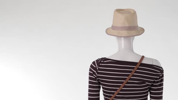 Mannequin with Bicolor Purse Turning. alt