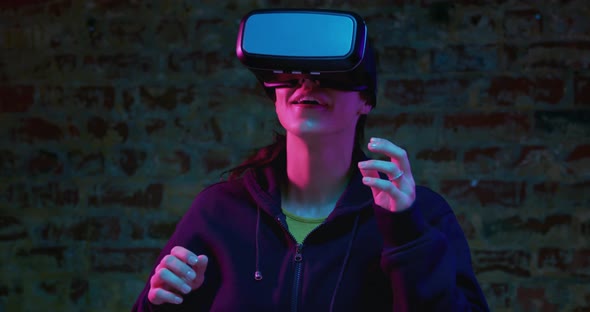 Woman wearing VR headset alt