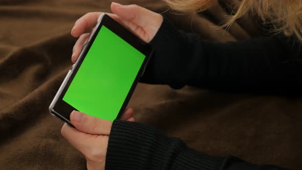 Green screen mobile phone display in blon woman hands 4K 2160p UHD video - Woman holding green scree alt