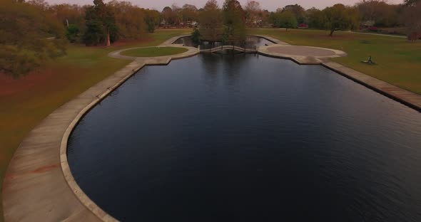 Elegant pond with fountain in a park in Charleston alt