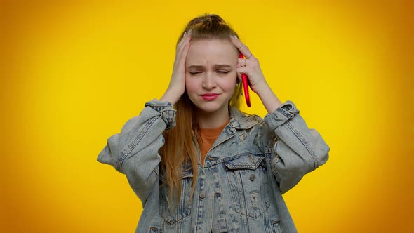 Teen Girl Use Mobile Phone Browsing Loses Surprised Sudden Lottery Results Bad Fortune Loss alt