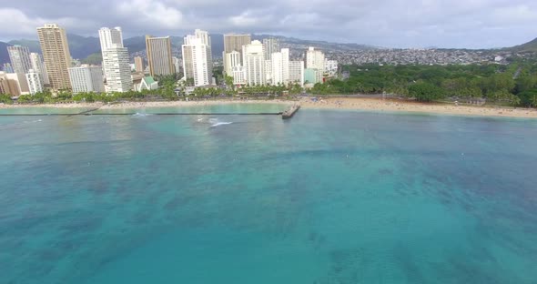 Aerial view of a beach along the shore of Honolulu alt