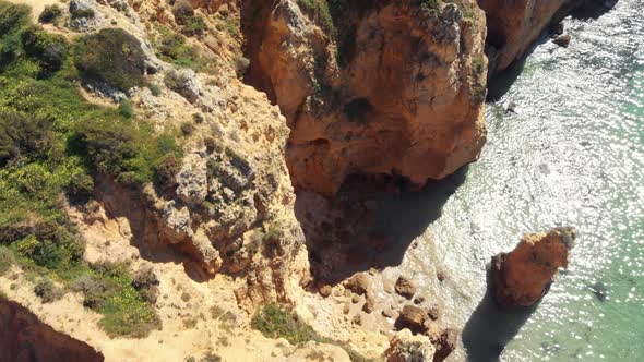 Top view of eroded cliff scarps coastline in Ponta da Piedade, Lagos, Algarve, Portugal alt