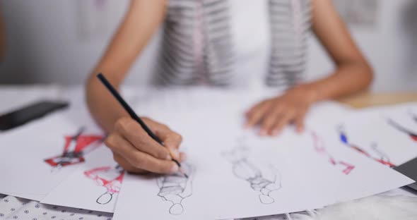 Close up hand of Fashion designer woman draws a sketch of women's clothing alt