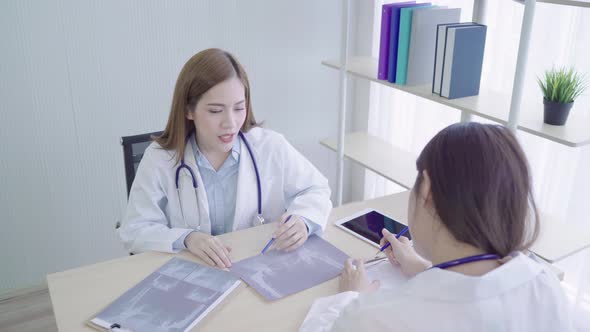 Professional Asian doctor medical professionals team brainstorming in a meeting. alt