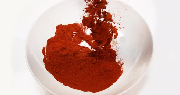 Paprika, capsicum annuum, Powder falling against White Background, Slow Motion 4K alt