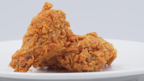 Rotates view of Heap spicy fried chicken, fried chicken rotating in front of camera