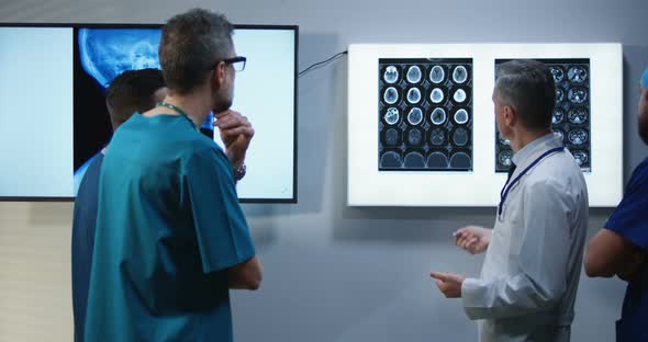 Doctors Discussing MRI Scan Results alt